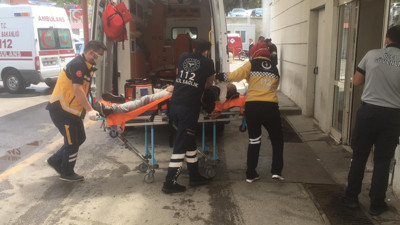 Parkta yürüyen talihsiz adamın üzerine yıldırım düştü