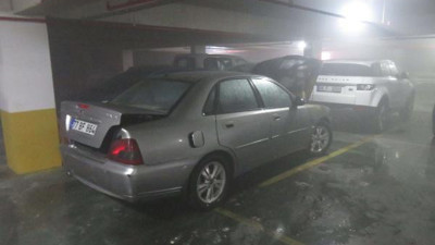 Ümraniye'de kapalı otoparktaki otomobil yandı