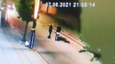 Motosikletinin üzerinden uçtu metrelerce sürüklendi