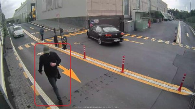 Rusya'dan geldiler, çaldıkları 250 bin liralık çantayla yakalandılar