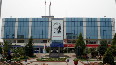 Polisler belediyeyi bastı