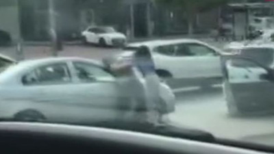 Kadın şoförlerin saç saça kavgası trafiği birbirine kattı. Kimse ayıramadı