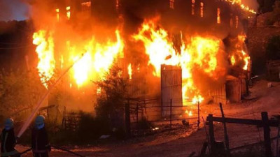 2 katlı ahşap ev yandı