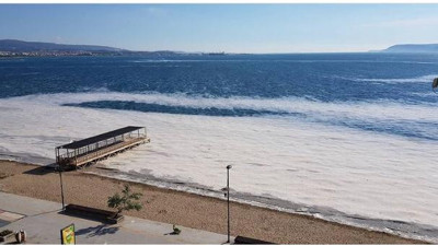 Müsilaj, Çanakkale'de güçlü akıntı duvarına çarpıp tekrar Marmara’ya giriş yapıyor