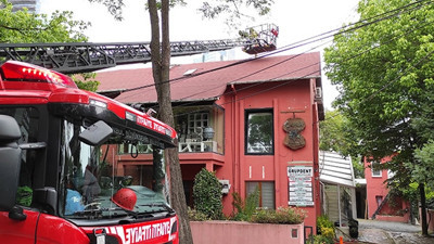 Beşiktaş'ta dişçi olarak kullanılan binanın çatısında yangın