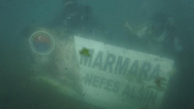 Dalgıçlar müsilaja dikkat çekmek istediler. Açtıkları pankart kirlilik nedeniyle güçlükle okundu
