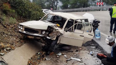 Kayganlaşan yolda otomobiller çarpıştı 4 yaralı