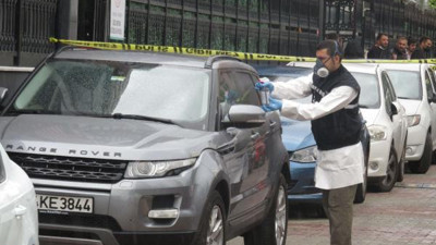 Kadın çalışanı öldürüp para dolu çantayla kaçtılar