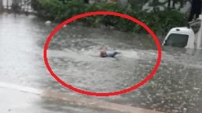 Yüzme bilmeyen arkadaşını selde kurtardı