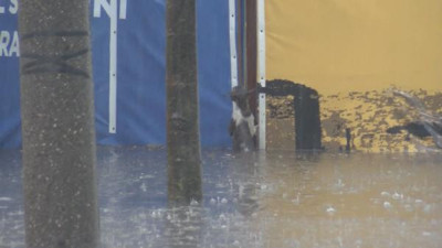 Selde boğulmamak için brandaya tutundu