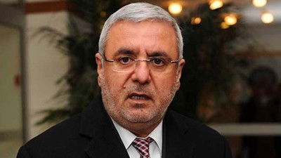 Çift maaş alan AKP'lileri eleştiren Mehmet Metiner, önce geri adım attı sonra hesabını kapattı