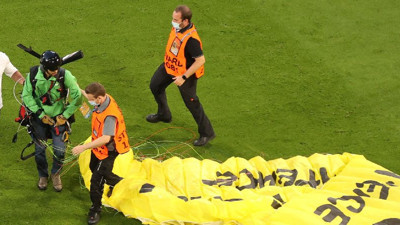 Almanya-Fransa maçında paraşütlü protesto