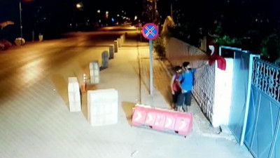 Çocuklar, rüzgar nedeniyle katlanan Türk bayrağını düzeltip öptü