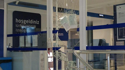 Camı kırıp bankadan 200 lira çaldılar