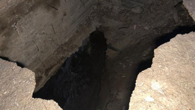 Yandaki inşaat nedeniyle otoparkında göçük oluşan 3 katlı apartman tahliye edild