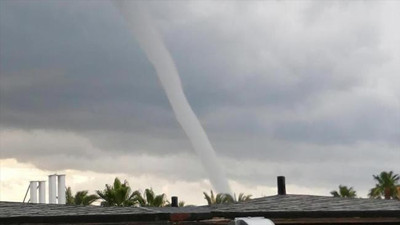 Antalya'da hortum paniği. Şezlonglar uçtu çatılar çöktü
