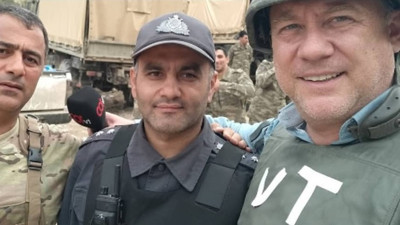 Dedi ki, "Burada matbuatcılar var, ellerinde şeklin var"