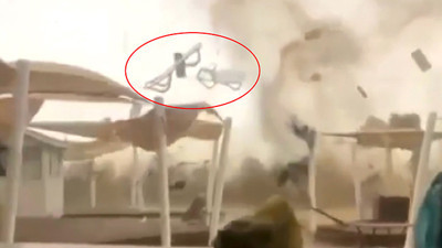 Antalya'daki hortum yıktı geçti. Şezlong masa ve kameriyeler havaya uçtu