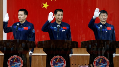 Çin uzayda 3 ay yaşayacak 3 adam gönderiyor