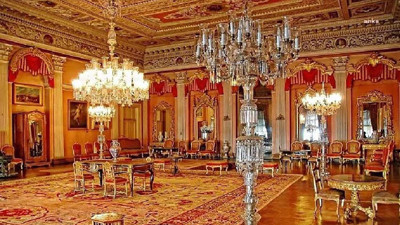 Dolmabahçe’deki som altından 92 kiloluk vazolar kayıplara karıştı