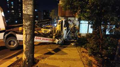 Gece vakti freni boşaldı büyük kazayı ağaç önledi