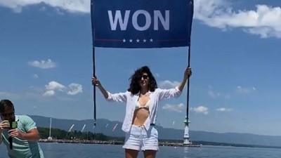 Osama Bin Ladin’in yeğeni Biden’ı bikini ve şortuyla protesto etti