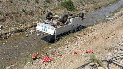 Kamyonet su kanalına düştü aynı aileden kişi 5 yaralandı