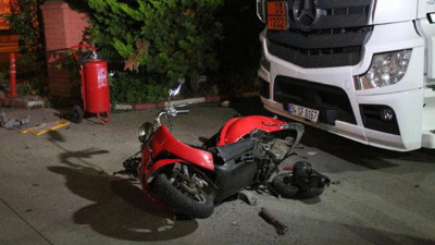 Virajı alamayan motosiklet, akaryakıt tankerinin altına girdi