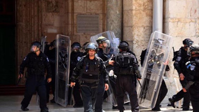 İsrail polisi Mescid-i Aksa’da Filistinlilere müdahale etti
