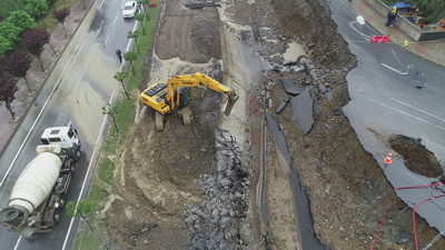 Sağanak yağmur istinat duvarını çökertti
