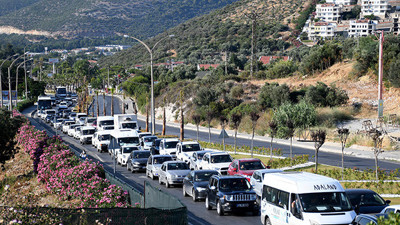 Kuşadası’na tatilci akını: Bir günde 10 binden fazla araç ilçeye giriş yaptı