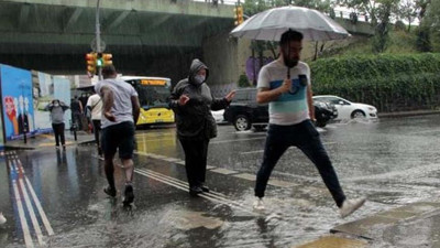 İstanbul güne gelmeyen yazın, yaz yağmuru ile uyandı