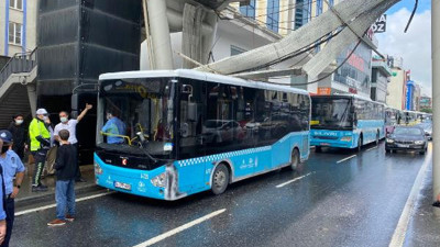 Midibüsün üzerine üst geçitteki demir ve kablolar düştü. Bunun sorumlusu kim