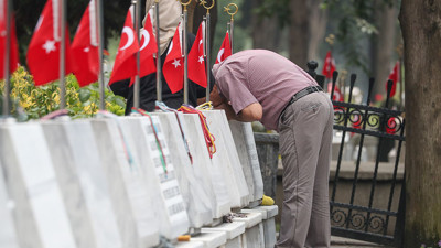 Edirnekapı Şehitliği’nde buruk Babalar Günü. Kahramanlarına koştular