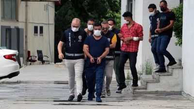 Adana'da kumar baskınında polisin elini ısırdı. Sebebi şok etti