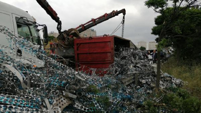 Kamyon devrildi hurda demirler yol kenarına döküldü