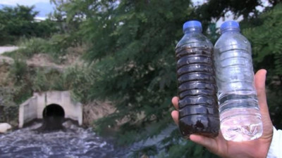 Nilüfer Çayı, atıklar nedeniyle siyaha büründü