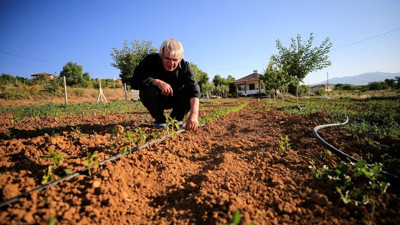 Elazığ'da 67 yaşındaki Zeki Gür, 33 yıl önce kazandığı üniversiteden mezun oldu.