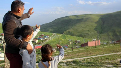 Atatürk yine göründü. Ardahan'ın Damal ilçesindeki Karadağ sırtlarındaki Atatürk silüeti