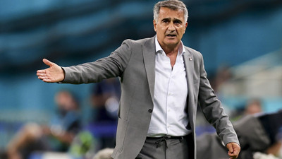 Şenol Hoca’nın fenomen olan pantolonu ipli takım elbisesi