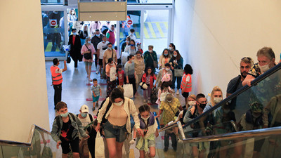 Rusya’dan turist taşıyan Antalya'ya indi