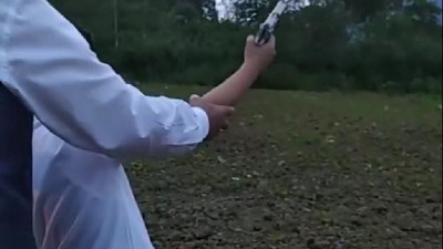 Magandalar çocuklara silah verip havaya ateş açtırdı