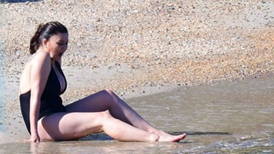 Nurgül Yeşilçay ve sevgilisi denize soğuk olunca zor girdi