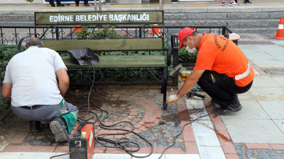 Korona yüzünden kaldırılan banklar yerine kondu
