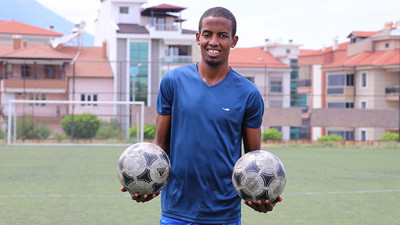 Futbolcu olmak için gelmişti. Cami cemaati sahip çıktı