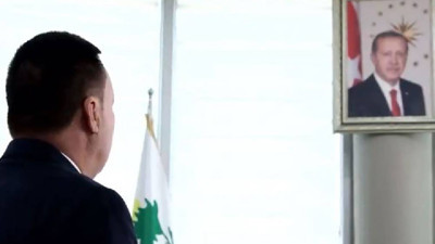 AKP’li başkandan Erdoğan'ın portresi önünde saygı duruşu