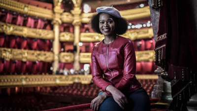 Ünlü sopranoyu çırılçıplak soyup üstünü aradılar