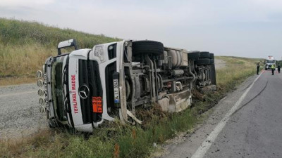 Silivri'de yakıt tankeri devrildi