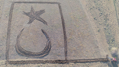 Çiftçi tarlasına traktörüyle Türk bayrağı çizdi