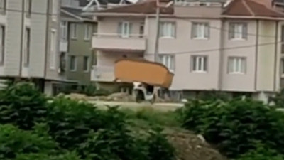 Elektrikli bisikletle koltuk taşıyan sürücünün görüntüleri şaşkına çevirdi